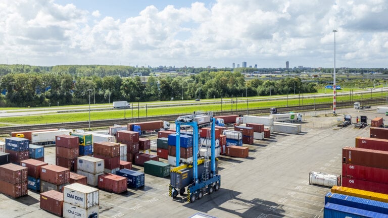 Kalmar Hybrid Straddle Carriers i Rotterdam Shortsea Terminal